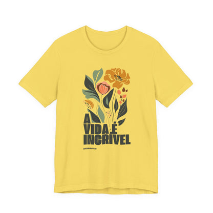 Yellow Floral Graphic T-Shirt – "A Vida é Incrível"
