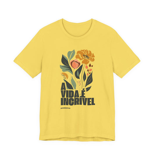 Yellow Floral Graphic T-Shirt – "A Vida é Incrível"